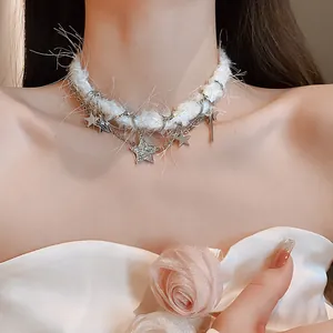 Gros plan sur un collier choker blanc en peluche avec étoiles argentées et cristaux