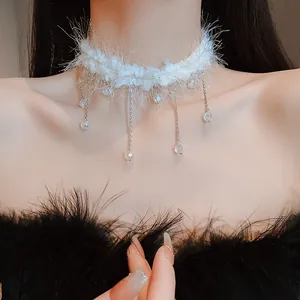 Vue détaillée de la matière peluche blanche et des glands en cristal étincelants sur cou
