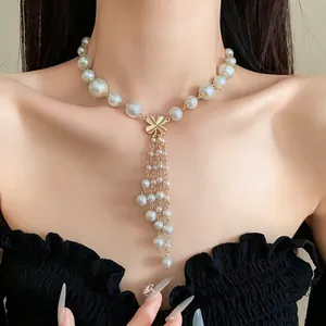Französische Elegante Künstliche Perlen Blume Quaste Halskette Gold Überzogene Legierung Schlüsselbein Kette Für Damen Schmuck