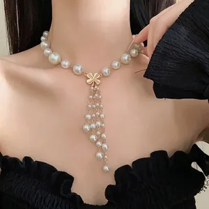 Elegante Choker-Halskette im französischen Stil mit Kunstperlen, Blumenanhänger und Quasten