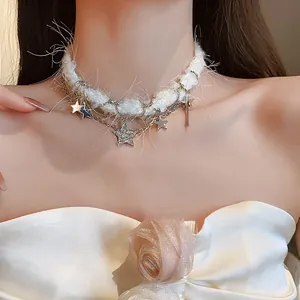 Gros plan d'un collier ras-de-cou élégant en peluche blanche avec étoiles brillantes