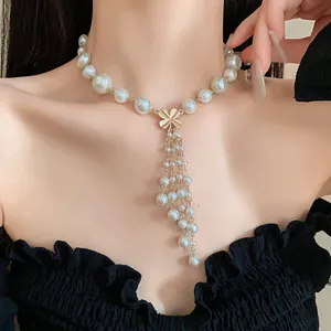 Detailansicht einer eleganten französischen Perlenkette mit Blumenausschnitt