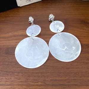 Pendientes de aguja de plata con colgantes redondos de doble capa y relieve