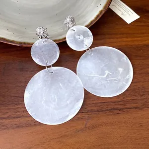 Pendientes colgantes circulares de doble capa con discos blancos de textura de concha.