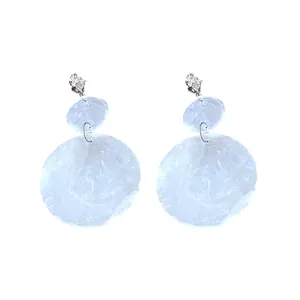 Elegantes pendientes de plata con colgantes circulares plisados blancos de doble capa