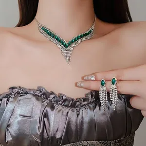 Ensemble de Bijoux Vintage en Cuivre Gland Géométrique en V Collier et Boucles d'oreilles Sertis de Strass et Pierres Vertes pour Femmes
