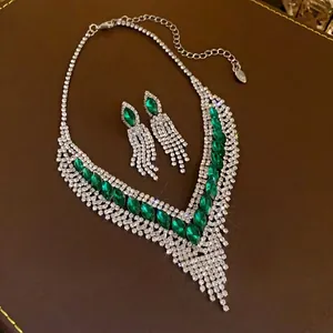 Parure de bijoux vintage avec collier en V et boucles d'oreilles aux cristaux verts