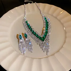 Parure de bijoux rétro collier et boucles d'oreilles à pompons vert émeraude