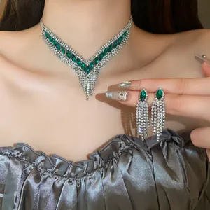 Élégante parure collier et boucles d'oreilles avec strass vert émeraude et franges