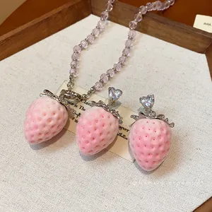 Set collana e orecchini con ciondolo a fragola floccata rosa e cristallo a cuore