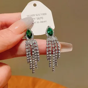 Gros plan de boucles d'oreilles vintage à pampilles en strass vert émeraude