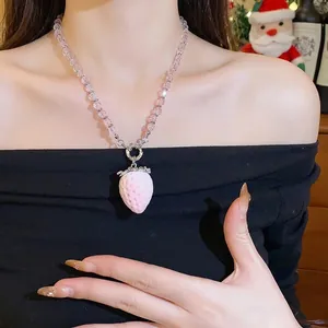 Elegante collana di perle rosa con ciondolo a fragola floccata satinata su una modella