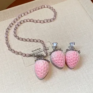 Set collana con perline fragola floccata rosa e orecchini cuore