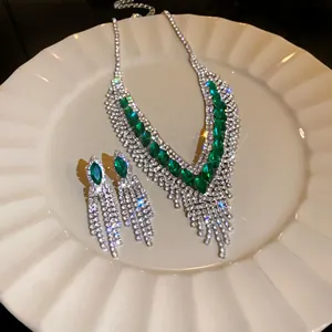 Parure élégante avec collier et boucles d'oreilles en émeraude verte et franges de strass