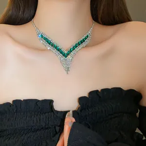 Vue détaillée d'un collier vintage avec des pierres vert émeraude et des strass brillants