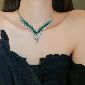 Vue détaillée d'un collier géométrique vintage avec pierres vertes et strass brillants