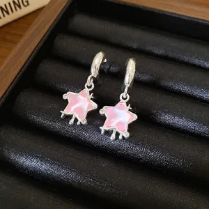 Orecchini a cerchio a C con ago in argento e ciondoli a stella in resina rosa chic