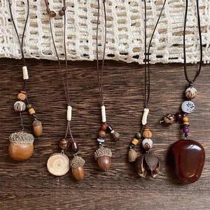 Colliers vintage faits à la main avec glands et perles de bois sur cordon de cire