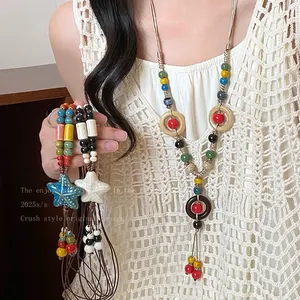 Vue détaillée du collier rétro en cordon de cire avec perles colorées et étoile