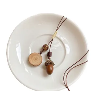 Collier en cordon ciré rétro avec perles en bois et pendentif gland sur assiette