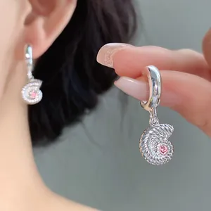 Eleganti orecchini a cerchio in argento a forma di conchiglia con dettaglio di gemma rosa.