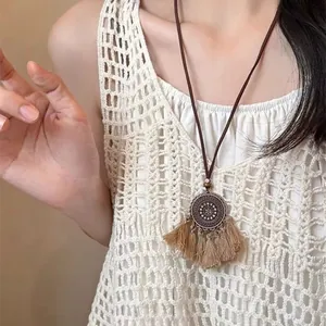 Vue détaillée d'un collier ethnique bohème avec des glands sur un mannequin femme