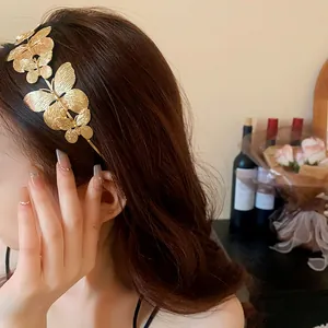 Elegante cerchietto con farfalle in metallo dorato indossato per un look sofisticato
