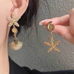 Pendientes asimétricos colgantes con diseño de estrella de mar y concha dorada texturizada