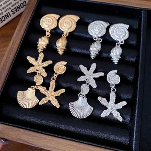 Pendientes asimétricos de estrella de mar y concha en oro y plata metalizados
