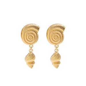 Elegantes pendientes colgantes de caracol dorado con textura de espiral detallada