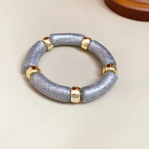 Primer plano de una elegante pulsera de tubo de acrílico con purpurina plateada
