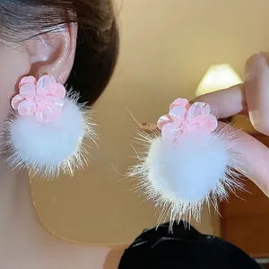 Orecchini a Bottone con Fiori in Resina e Pompon Moda Autunno Inverno con Perno in Argento Sterling 925 Orecchini con Pallina di Peluche Dolce per Donna Gioielli Regalo