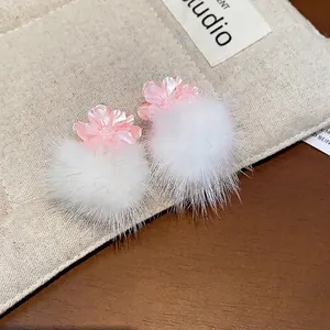 Eleganti orecchini a perno in argento con fiori in resina rosa e pompon bianchi