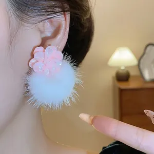 Eleganti orecchini a perno con fiori in resina rosa e pompon bianchi, moda inverno