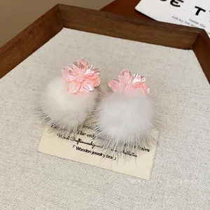 Eleganti orecchini a lobo con fiori in resina rosa e morbidi pompon di pelliccia bianca