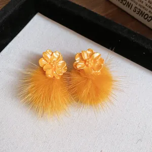 Elegantes pendientes de flor de resina naranja y pompón de piel para otoño