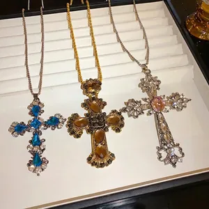 Collier Pendentif Croix en Alliage Strass Baroque Vintage pour Femmes Goutte d'Eau Incrustée Bijoux de Mode de Luxe Accessoires Mariage Fête