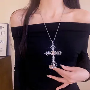 Collier luxueux avec grand pendentif croix orné de cristaux étincelants et goutte d'eau