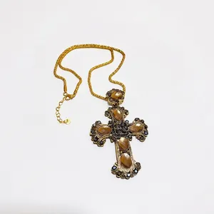 Collier pendentif croix dorée vintage orné de cristaux marron et pierres noires