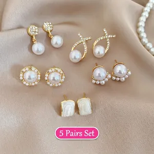Elegante set di 5 paia di orecchini vintage con perle, strass e borchie geometriche dorate