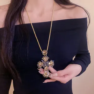 Vue détaillée d'un collier pendentif croix de luxe orné de strass en forme de goutte