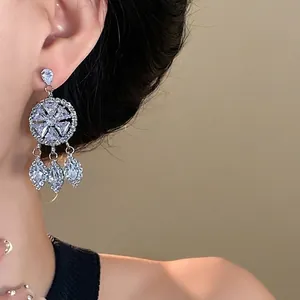 Exquisite runde Strass-Quastenohrringe mit Silbernadel und luxuriösem Hängedesign.