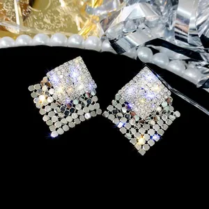 Orecchini a perno quadrati scintillanti con strass pavé e dettagli in maglia metallica.
