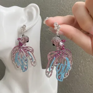 Orecchini a pesce rosso con strass e ago in argento dal brillante design traforato