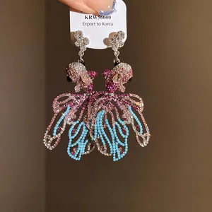 Orecchini a sospensione a forma di pesce rosso con strass rosa e perline blu