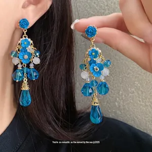 Eleganti orecchini a lampadario blu con fiori e gocce di cristallo sfaccettato