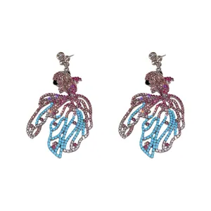 Eleganti orecchini a pesce in argento con strass rosa e blu e design traforato