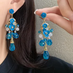 Eleganti orecchini a fiore blu con cristalli a goccia e raffinati dettagli color oro
