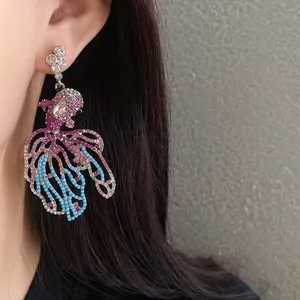 Orecchino a goccia a forma di pesce rosso con strass multicolori pavé vivaci