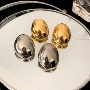 Pendientes de botón ovalados irregulares minimalistas con acabado metálico en oro y plata